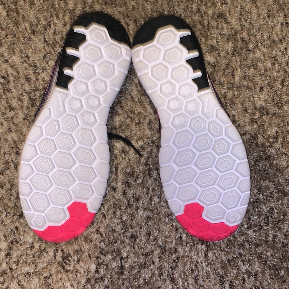 Like new Nike sneakers. - Picture 4 of 5
